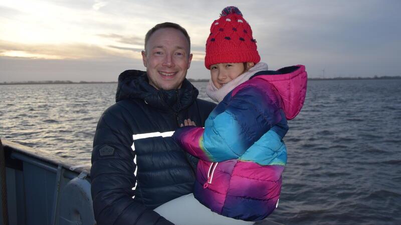 Dennis Graichen aus Rendsburg und Tochter Valentina (7) genießen während der Überfahrt von Glückstadt nach Wischhafen den Blick auf die Elbe. Sie sind auf dem Weg zu einem Kurzurlaub in Cuxhaven.