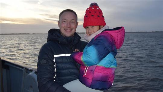 Dennis Graichen aus Rendsburg und Tochter Valentina (7) genießen während der Überfahrt von Glückstadt nach Wischhafen den Blick auf die Elbe. Sie sind auf dem Weg zu einem Kurzurlaub in Cuxhaven.