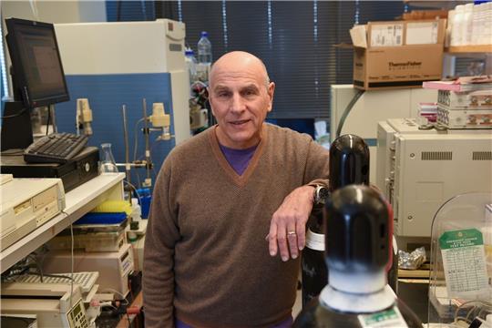 Dennis L. Kasper ist Arzt und Immunologe an der Harvard Medical School. Der US-amerikanische Immunologe wird mit dem Paul Ehrlich- und Ludwig Darmstaedter-Preis 2024 geehrt.