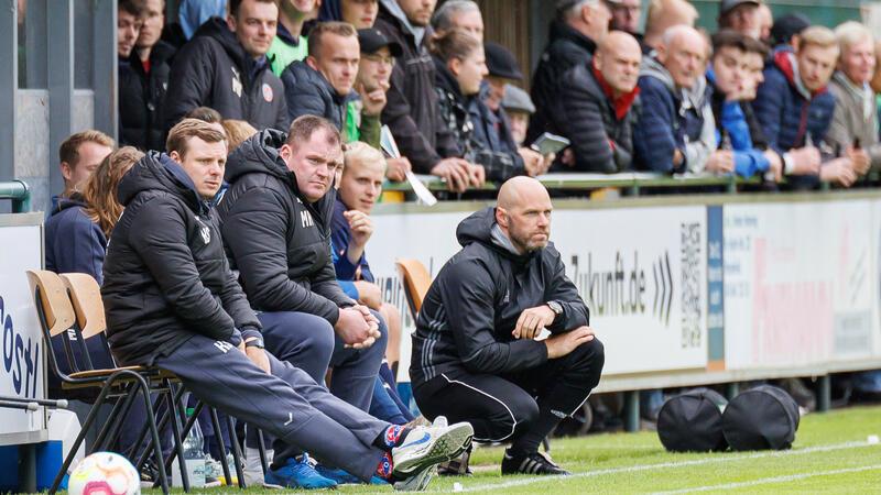 Trainer-Rücktritt vor Derby: Mandel trifft auf seinen früheren Co-Trainer Quadt Dennis Mandel (knieend) sieht eine fußballerische Weiterentwicklung bei A/O.