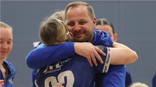 Dennis Marinkovic verabschiedet sich von Julia Wichern. Ihr Trikot, meint der scheidende Coach, müsste der Verein für immer an die Hallendecke hängen.