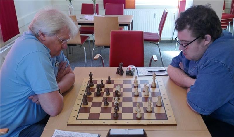 Schach: Buxtehuder verliert im Finale Dennis Martin (rechts) hat den Buxtehuder Ralf Schöngart in der Schnellschach-Verlängerung besiegt.