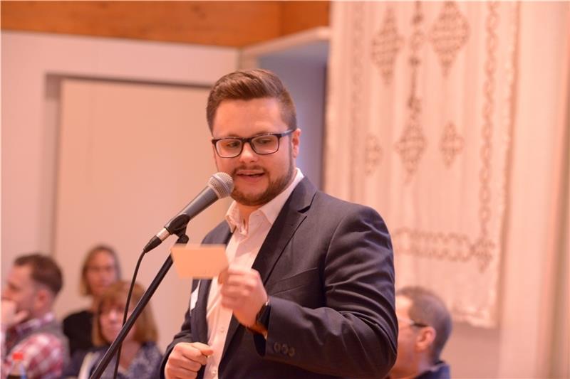 Dorfmitte, Schule, Sportplatz: Die Bargstedter haben viele Pläne Dennis Neumann warb für ein Bürger- und Sportzentrum.
