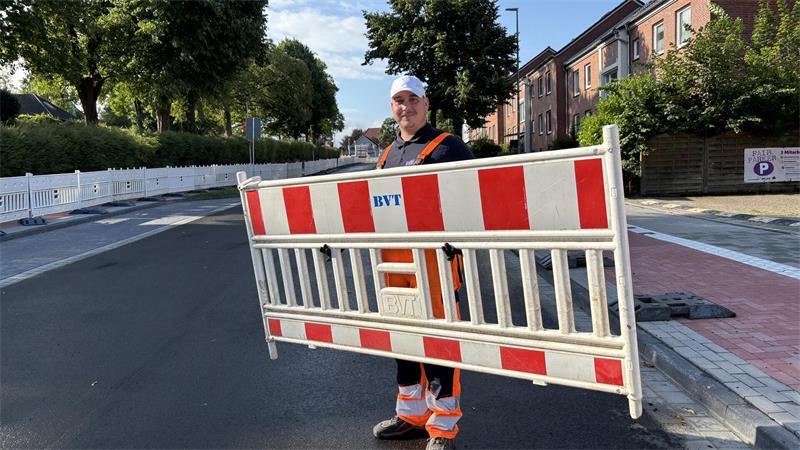 Dennis Otto von der Bremer Verkehrstechnik GmbH war mit seinen Kollegen am Montagmorgen im Einsatz. Die Straße ist nun wieder in beide Richtungen befahrbar.