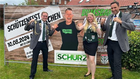 Dennis Ropers, Claudia Börger und Volker Junge vom Schützenverein Steinkirchen freuen sich schon auf die Partynacht mit dem Ballermann-Star.