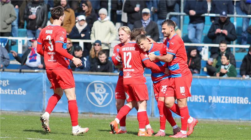 Dennis Rosin gelingt der schnelle Ausgleich zum 1:1.