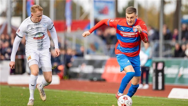 Nach „gefühlter Niederlage“- Tjorve Mohr und D/A bleiben fokussiert Dennis Rosin machte in Emden ein starkes Spiel. Sein Zweikampf führte zum Foulelfmeter - der aber eine Fehlentscheidung war.