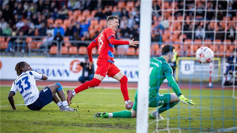 Gleich wieder Oldenburg: D/A will mit Erfolgsdruck noch druckvoller sein Dennis Rosin trifft in Oldenburg zum 3:0. D/A will im Heimspiel gegen den VfB noch dominanter auftreten.