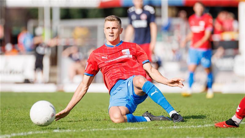 Tjorve Mohr erlöst D/A: Spätes Siegtor gegen Altona 93 Dennis Rosin versucht, gegen seinen Ex-Club Akzente zu setzen.