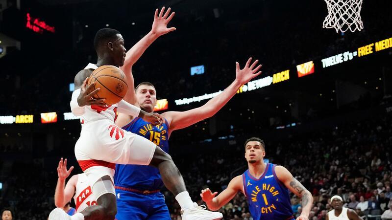 Niederlagen für Orlando und Toronto Dennis Schröder (17) von den Toronto Raptors versucht an Nikola Jokic (15) und Michael Porter Jr. (1) von den Denver Nuggets vorbeizukommen.