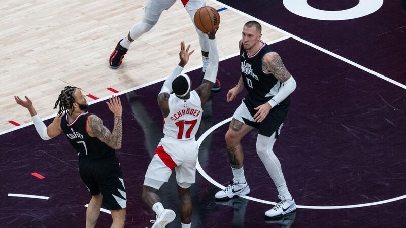 Theis gewinnt mit Clippers in NBA gegen Schröders Raptors Dennis Schröder (M) kommt zum Wurf, vor ihm Daniel Theis von den Los Angeles Clippers.