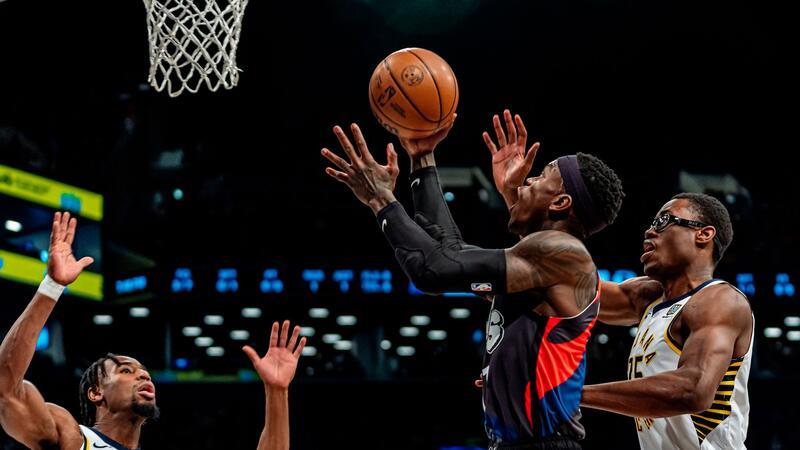 Schröders Olympia-Plan: Urlaub, Training, Wagners anfeuern Dennis Schröder (M) und die Brooklyn Nets haben die NBA-Playoffs verpasst.