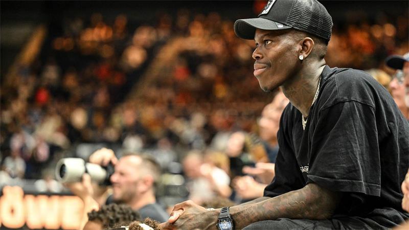 Dennis Schröder freut sich über einen neuen Point Guard für seine Basketball Löwen Braunschweig. (Archivbild)