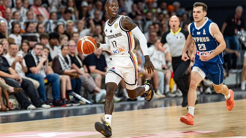 Hartensteins Zeichen ans Nationalteam: Verletzt, aber dabei Dennis Schröder führt das deutsche Team auch in diesem Sommer wieder an. (Archivfoto)