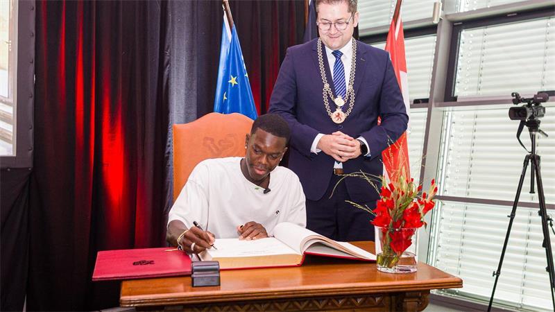 Dennis Schröder hat sich nun schon mehrmals ins Goldende Buch der Stadt Braunschweig eingetragen. 