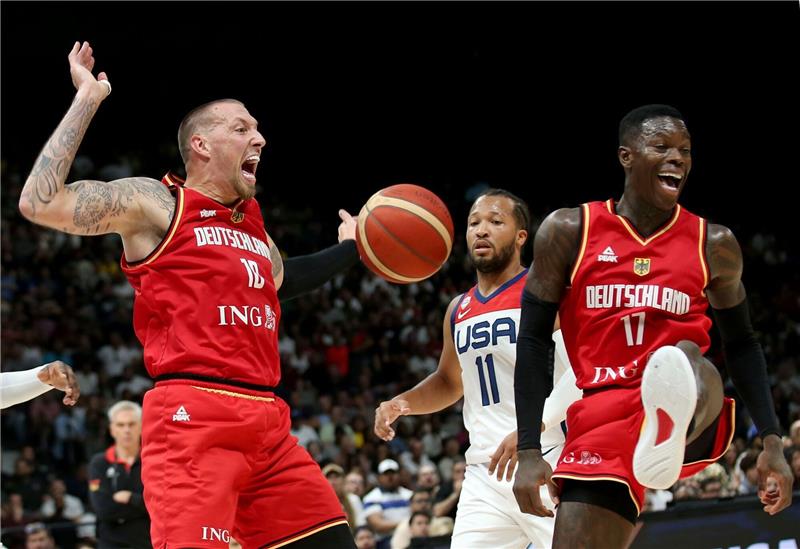 Schröder-Entdecker nach WM-Triumph: „Ich tanze mit” Dennis Schröder jubelt beim Spiel gegen die USA.