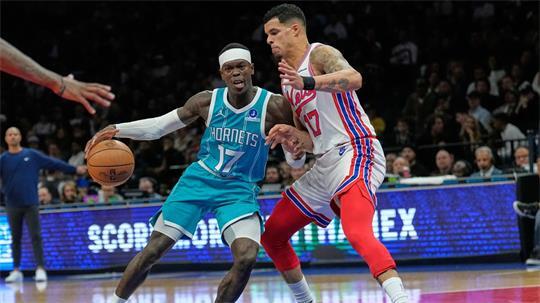 Dennis Schröder (l.) feierte ein erfolgreiches Debüt für sein neues Team.