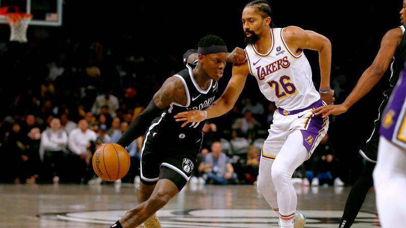 Dennis Schröder (l) hat mit den Brooklyn Nets nur noch theoretische Chancen auf die Playoffs.
