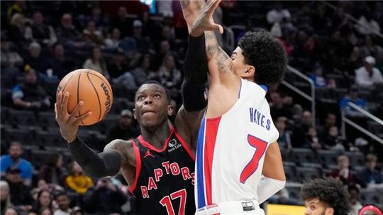 Dennis Schröder (l) spielte zwar stark, aber verlor mit den Toronto Raptors bei den Detroit Pistons.