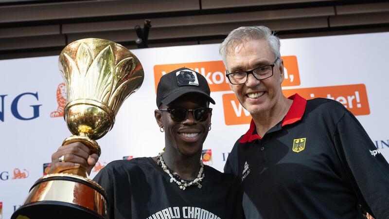Olympia als Abschluss: Gold-Coach Herbert verlässt den DBB Dennis Schröder (l) und Basketball-Bundestrainer Gordon Herbert mit dem WM-Pokal.