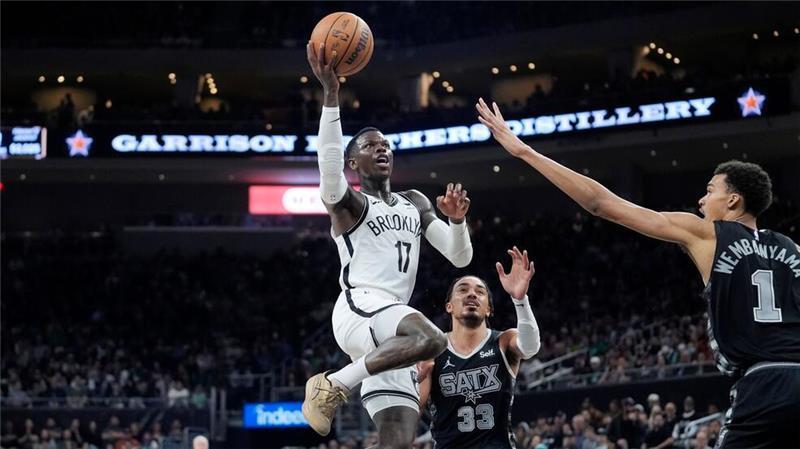 Dennis Schröder: „Das große Ziel ist eine Championship“ Dennis Schröder (l) will mit den Brooklyn Nets in die Playoffs.