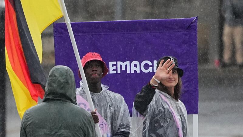 „War es wert“: Olympia-Eröffnung beflügelt Schröder Dennis Schröder mit der deutschen Fahne