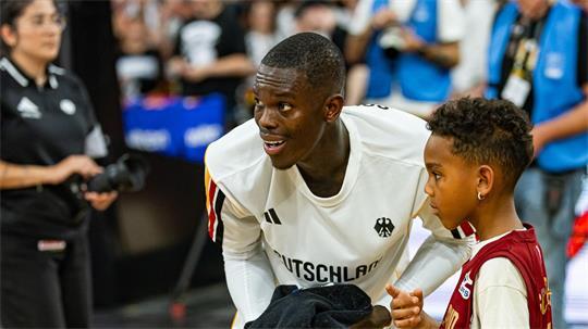 Dennis Schröder möchte die Jugend für den Basketball begeistern. (Archivfoto)