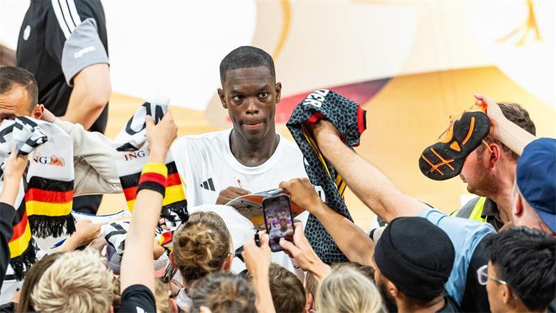 Dennis Schröder nimmt seinen erneuten Clubwechsel entspannt. (Archivbild)