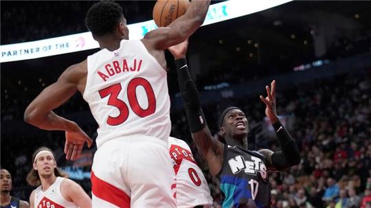 Dennis Schröder (r), Guard der Brooklyn Nets, zieht am Toronto Raptors-Guard Ochai Agbaji vorbei zum Korb.