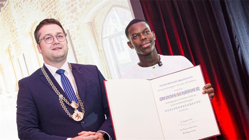 Schröder zu Wechsel nach Charlotte: „So ist das Business“ Dennis Schröder (r) erhielt am vergangenen Mittwoch die nächste Auszeichnung. (Archivbild)