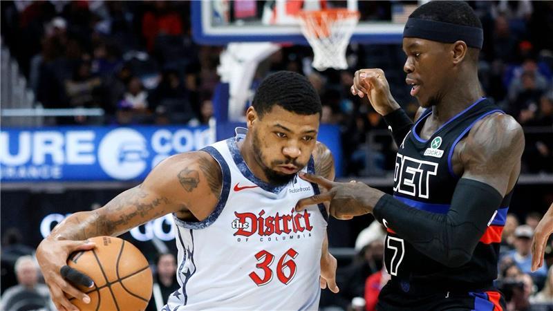 NBA: Rückschlag für Schröder - 4.000 Dreier von Curry Dennis Schröder (r.) kam auf elf Punkte.