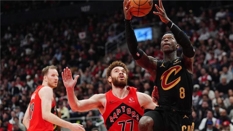 Dennis Schröder (r.) kam für die Cleveland Cavaliers in Toronto wieder von der Bank.