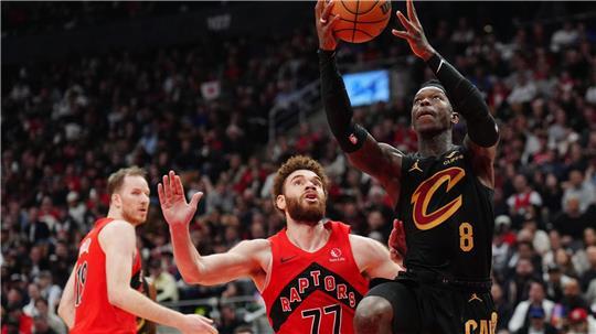 Dennis Schröder (r.) kam für die Cleveland Cavaliers in Toronto wieder von der Bank.