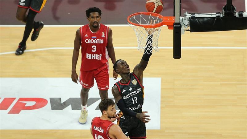 Dennis Schröder (r) und die deutschen Basketballer haben den Supercup gewonnen.