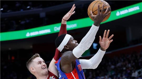 Dennis Schröder (r) von den Detroit Pistons erzielte im Spiel gegen die Cleveland Cavaliers 17 Punkte.