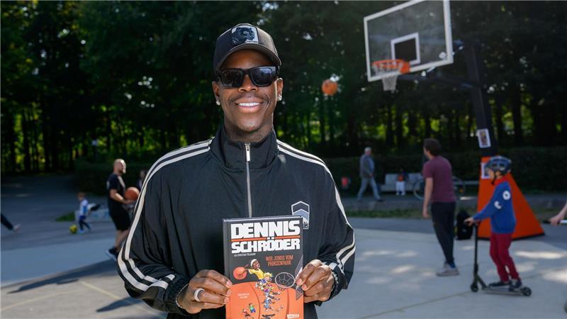 „Wir Kinder vom Prinzenpark“ - Schröder hat viel zu erzählen Dennis Schröder spricht im Braunschweiger Prinzenpark über sein Kinderbuch.
