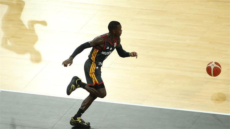 Deutsche Basketballer gewinnen Supercup Dennis Schröder tat sich gegen Kroatien lange schwer.