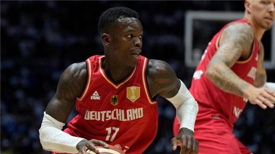 Dennis Schröder trägt einem Bericht zufolge bei der Olympia-Eröffnungsfeier in Paris die deutsche Fahne.