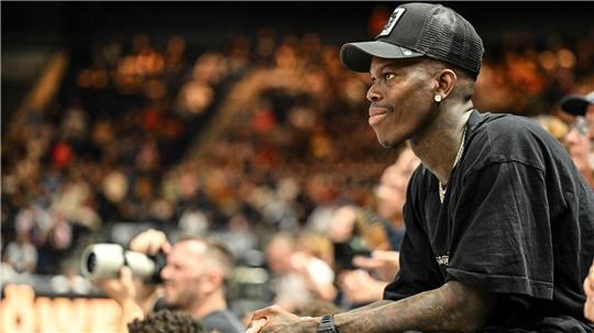 Dennis Schröder will die Basketball Löwen Braunschweig bei einem Abstieg schnell wieder nach oben führen. (Archivbild)