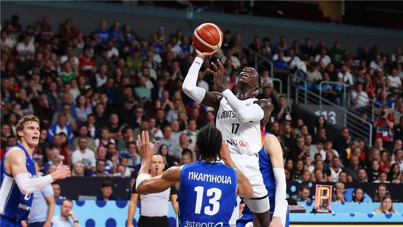 Dennis Schröder will die deutschen Basketballer auch zum EM-Titel führen.