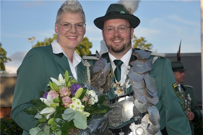Dennis Steffens freut sich mit seiner Frau Christina über die Königswürde. Fotos: Felsch