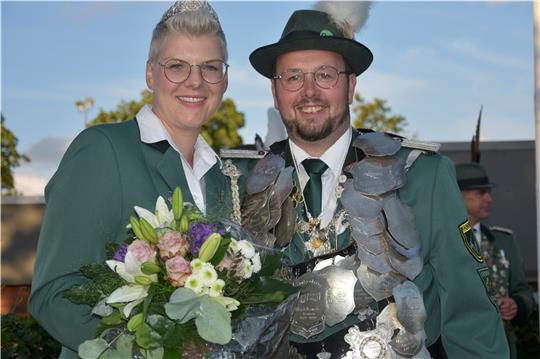 Dennis Steffens freut sich mit seiner Frau Christina über die Königswürde. Fotos: Felsch