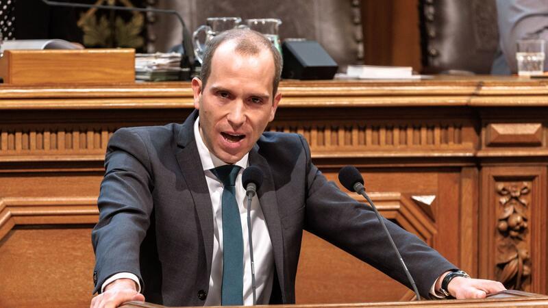 Thering sieht Union als klaren Sieger der Europawahl Dennis Thering , Fraktions- und Landesvorsitzender der Hamburger CDU, spricht in der Bürgerschaft.