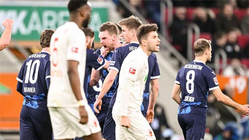 Schlotterbeck ganz spät: FC Augsburg bezwingt Heidenheim Der 1. FC Heidenheim rettet in Augsburg fast einen Punkt.