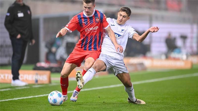 Der 1. FC Heidenheim um Jan Schöppner (l) und die TSG 1899 Hoffenheim um Tom Bischof (r) lieferten sich ein intensives Duell.