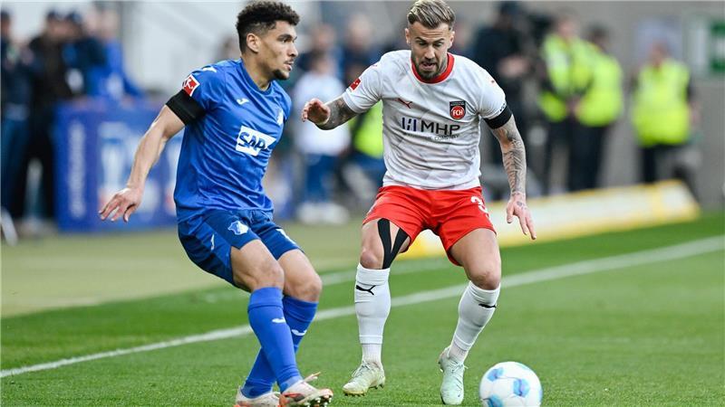 Der 1. FC Heidenheim um Niklas Dorsch (r) und die TSG 1899 Hoffenheim um Valentin Gendrey lieferten sich ein Duell auf Augenhöhe.
