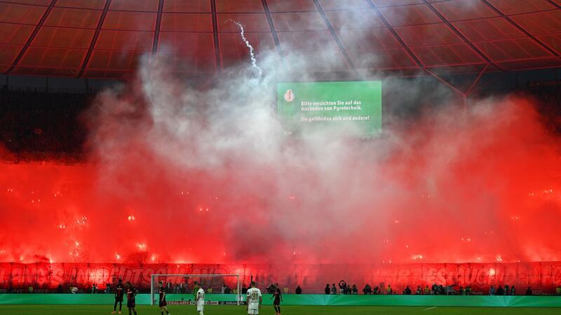 Zweitligisten müssen mehr als 600.000 Euro Strafe zahlen Der 1. FC Kaiserslautern muss 300.000 Euro Strafe für das Fehlverhalten seiner Fans zahlen (Archivbild).