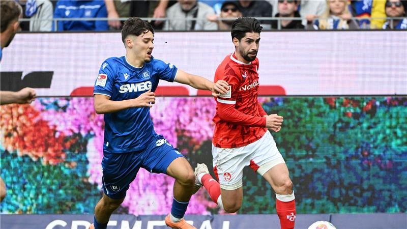 Der 1. FC Kaiserslautern um Semih Sahin (r) hat das Derby gegen den Karlsruher SC um Rafael Pinto Pedrosa (l) für sich entschieden.