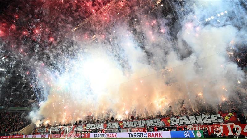 Der 1. FC Köln muss tief in die Tasche greifen, weil Fans massiv Pyrotechnik zündeten.