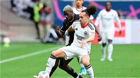 Der 1. FC Köln um Ragnar Ache (l) hatte gegen Eintracht Frankfurt um Arthur Theate früh im Spiel eine Topchance.